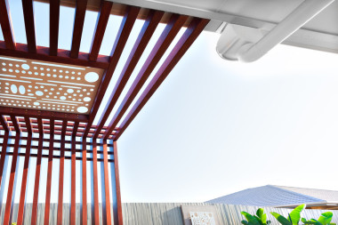 低角度观的木柱子与梁的白色雕刻