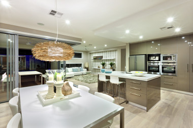 被灯光照亮的豪宅图片