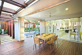 带阳光的现代住宅庭院或用餐区