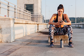 女运动员与移动电话