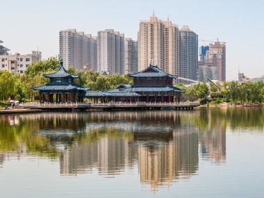 ?中國蘭州雁灘公園的人工湖)