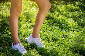 运动型女人穿运动鞋图片
