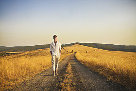 行走的国家男孩