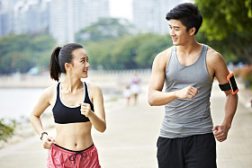 在户外慢跑对亚洲年轻夫妇