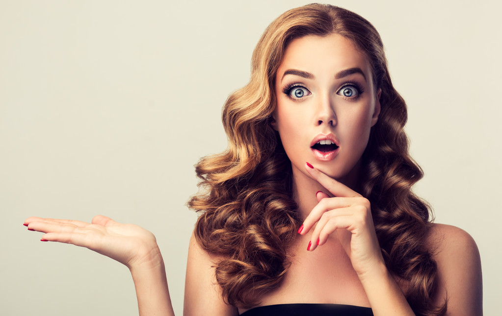 模型与卷曲的头发和化妆的女孩 模型与卷曲的头发和化妆的女孩