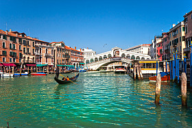 威尼斯的里亚托桥从视图.图片