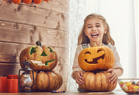 雕刻南瓜的女孩图片