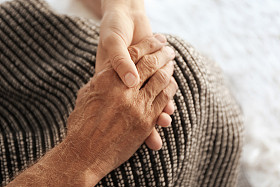 老男和年轻女性手照片