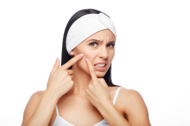 震驚的女人看著疙瘩在額頭上