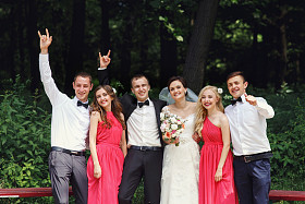 新婚夫妇与伴郎和伴娘