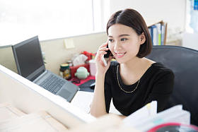 年轻漂亮的女孩主席图片