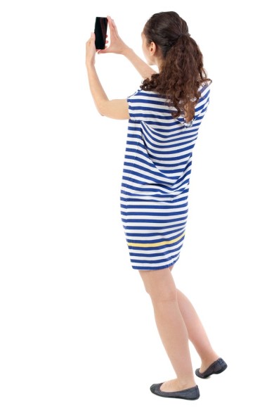 后视图站年轻美丽的女人使用移动的卧佛寺