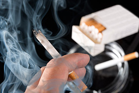吸烟者的手图片