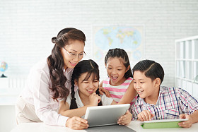 学生和老师看在平板电脑上的东西