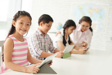 儿童在平板电脑上锻炼图片