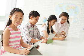 儿童在平板电脑上锻炼图片