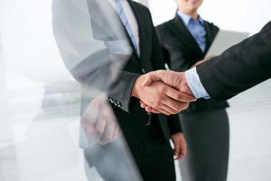 企業(yè)家的合作伙伴握手圖片