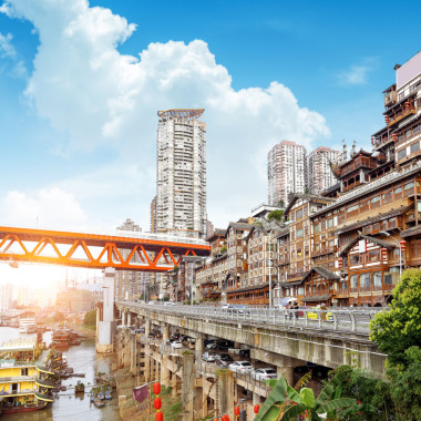 中国重庆传统民居踩着高跷图片