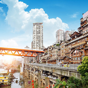 中国重庆传统民居踩着高跷图片