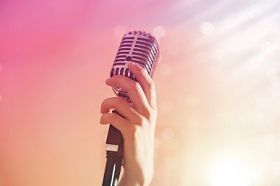 与老式麦克风的手