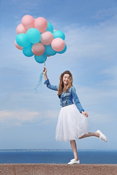 彩色氣球的女人