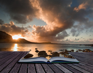 創(chuàng)意概念形象的海景在頁的書圖片