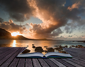 创意概念形象的海景在页的书图片