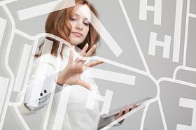 未来的技术、 导航、 定位概念。女人显示透明屏幕与 gps 导航地图
