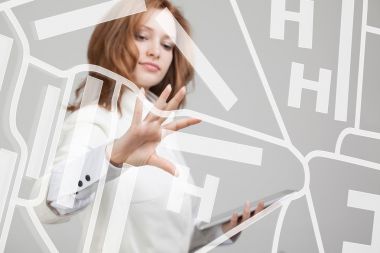 未来的技术、 导航、 定位概念。女人显示透明屏幕与 gps 导航地图