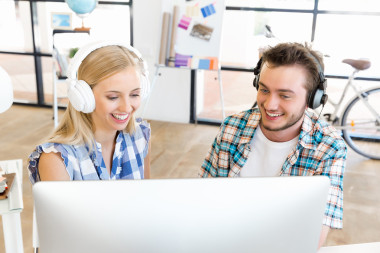 年輕白領(lǐng)戴著耳機(jī)照片