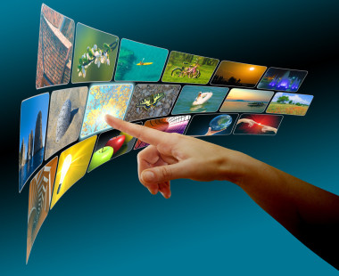 手在虛擬空間中瀏覽