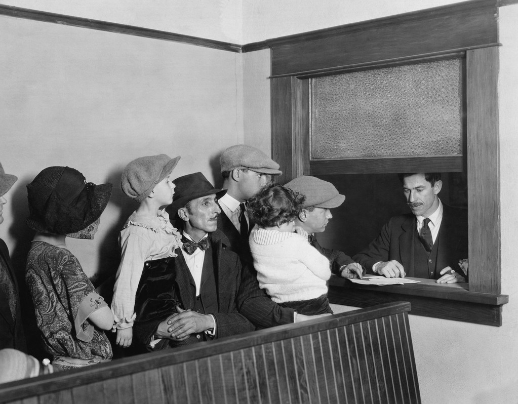 在窗口排队等候的家庭图片 在窗口排队等候的家庭图片