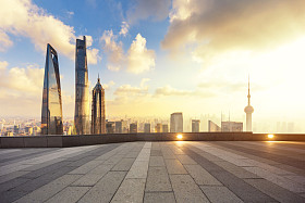 城市景观和砖地板从上海的城市天际线