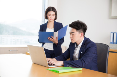 年輕的老板和在工作助理圖片