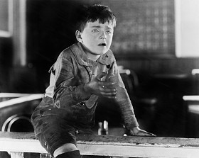 用脏手哭的男孩图片