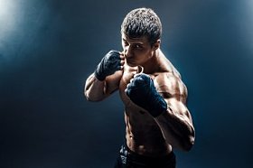冲孔烟气中的肌肉老师傅或泰拳泰国战斗机