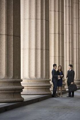 亚洲业务同事交谈照片