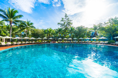 遮阳伞和泳池边的椅子照片