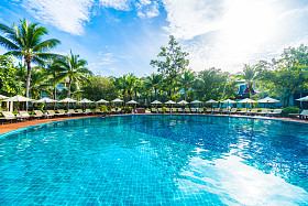 遮阳伞和泳池边的椅子照片