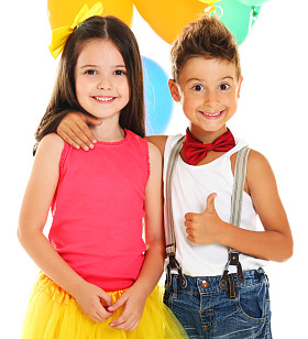 生日的概念。愉快的小朋友与五颜六色的气球在白色背景