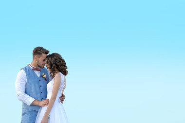 新娘和新郎和美丽的风景