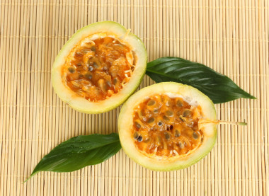 綠色激情水果上稻草背景特寫照片