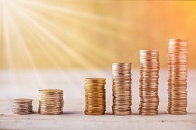 金币上木制背景图片