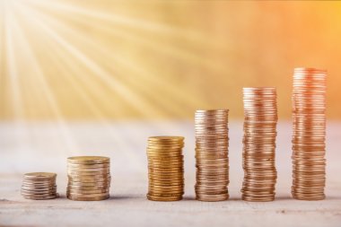 金币上木制背景图片 金币上木制背景图片