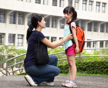 回 school.happy 亞洲母親與女兒在學(xué)校