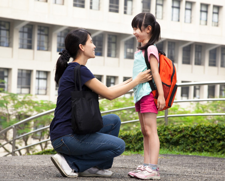 回 school.happy 亞洲母親與女兒在學(xué)校