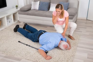 女人看著她暈倒的殘疾父親