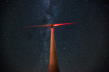 銀河的繁星閃爍的夜晚天空的風力渦輪機
