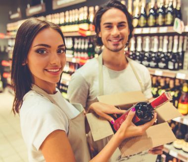 在超市里工作的人照片