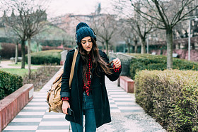 行走在城市户外的女人